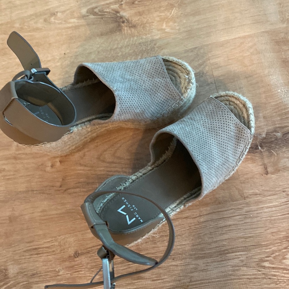 Comfortable, 2" wedge sandal